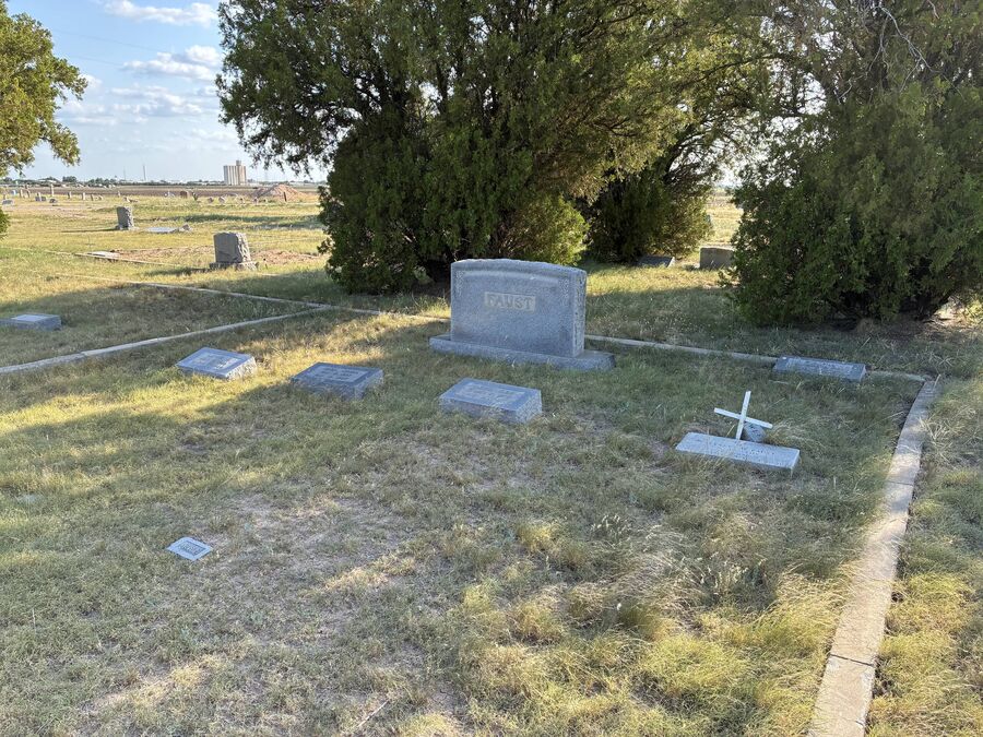Faust Family Gravesite in Roscoe